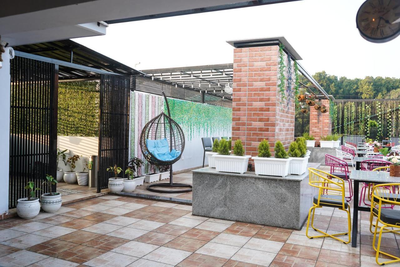 The Eleganza Hotel Jhajra Exterior photo